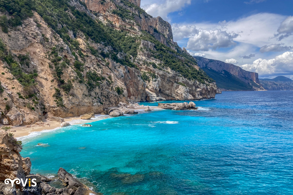 La spiaggia di Cala Mariolu e il colore inconfondibile del suo mare