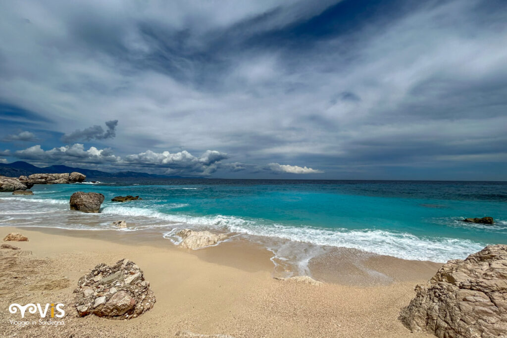 La spiaggia di Cala Mariolu e il blu della costa di Baunei in tutte le sue gradazioni.