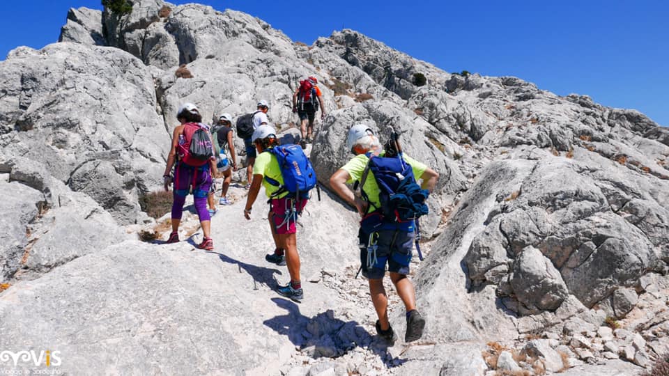 un gruppo sale a punta cannone