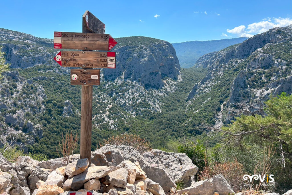 Panorama e Cartello ingresso villaggio Tiscali