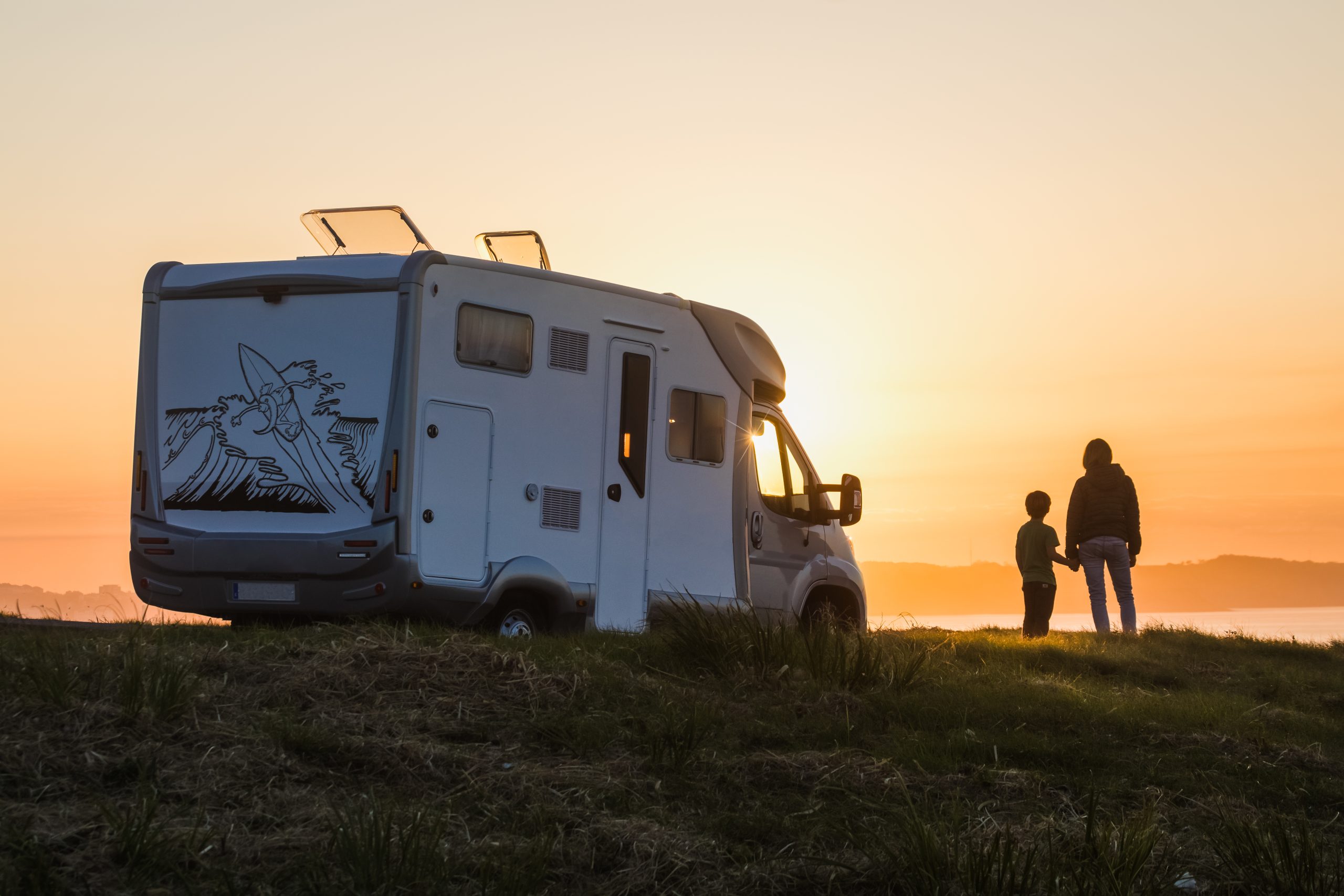 madre e figlio al tramonto accanto al camper noleggiato su Goboony