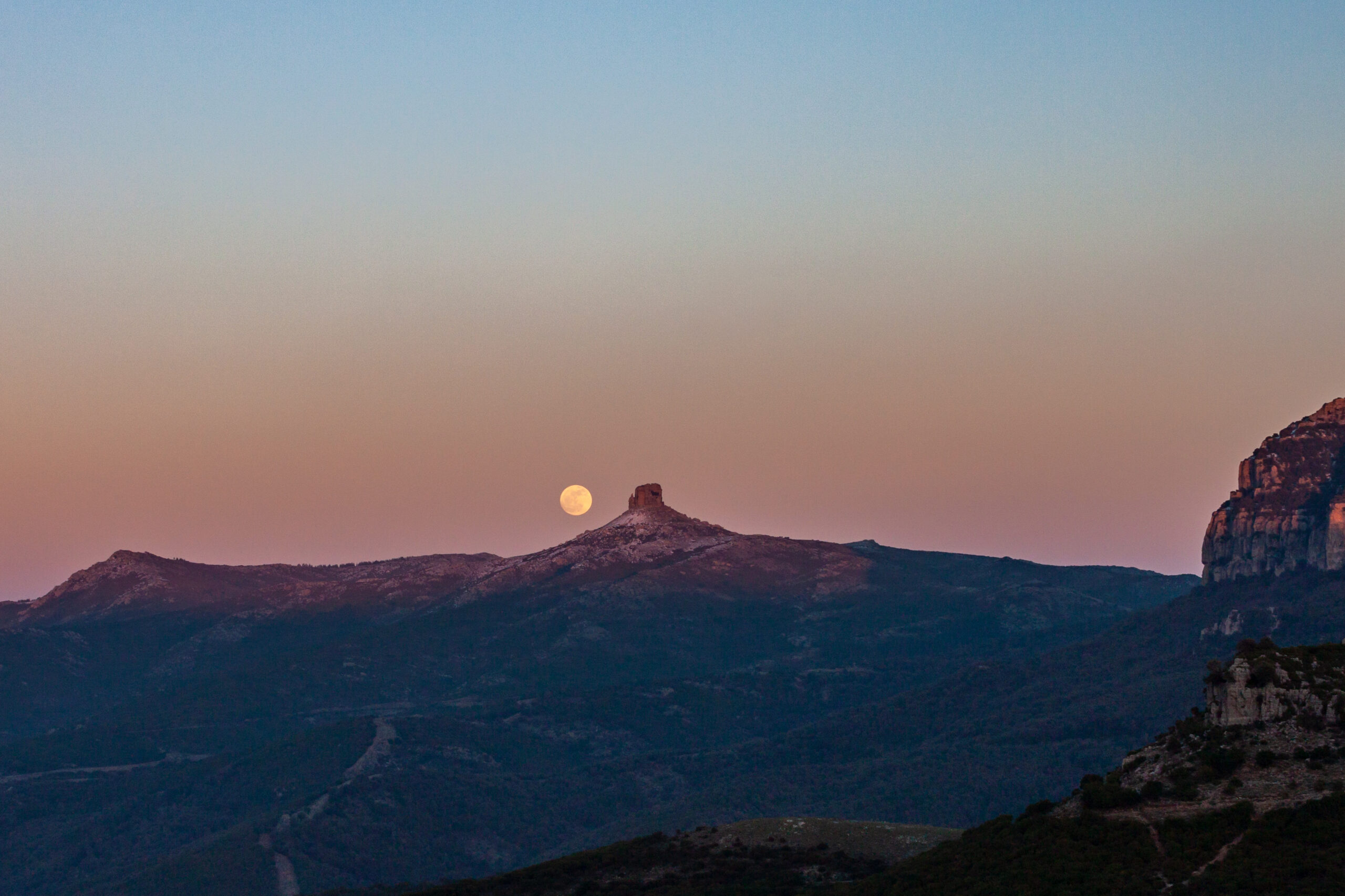 la luna dietro perda liana