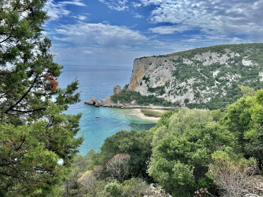 Cala luna vista dal sentiero di Fuili