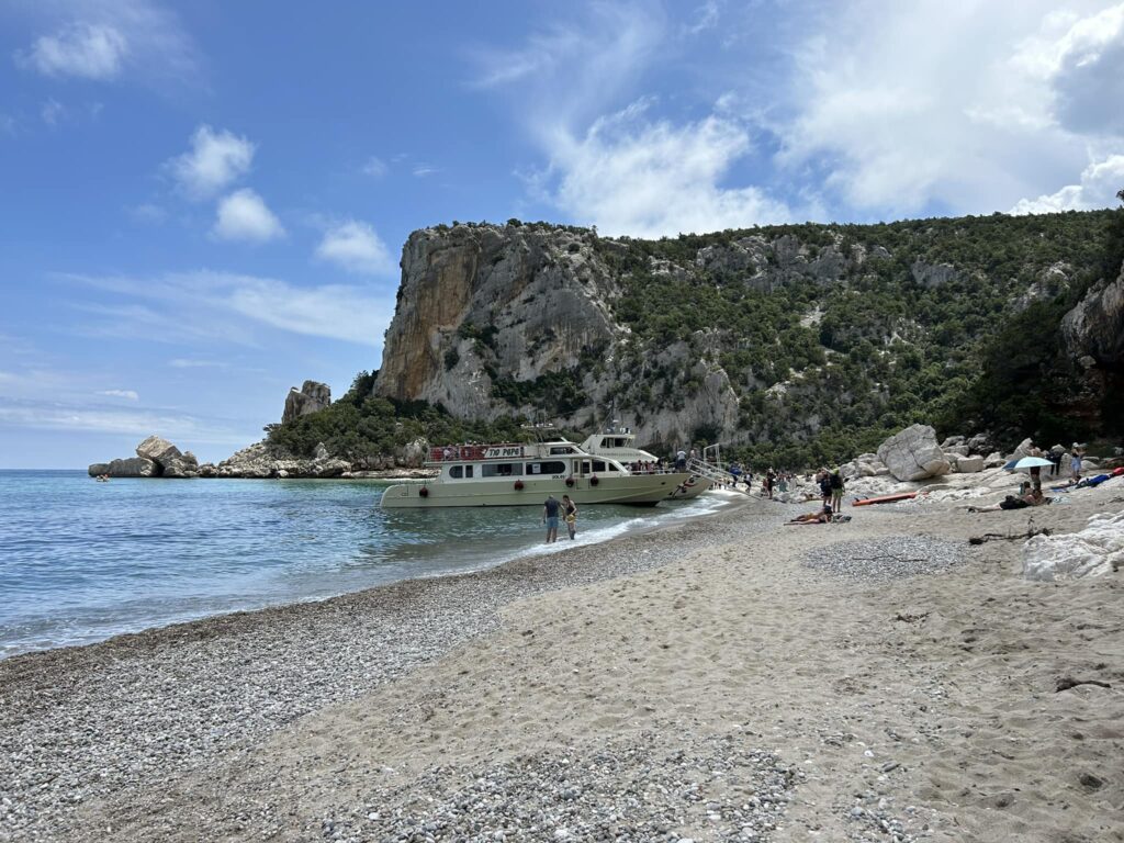 Uno dei barconi che trasportano i turisti in spiaggia