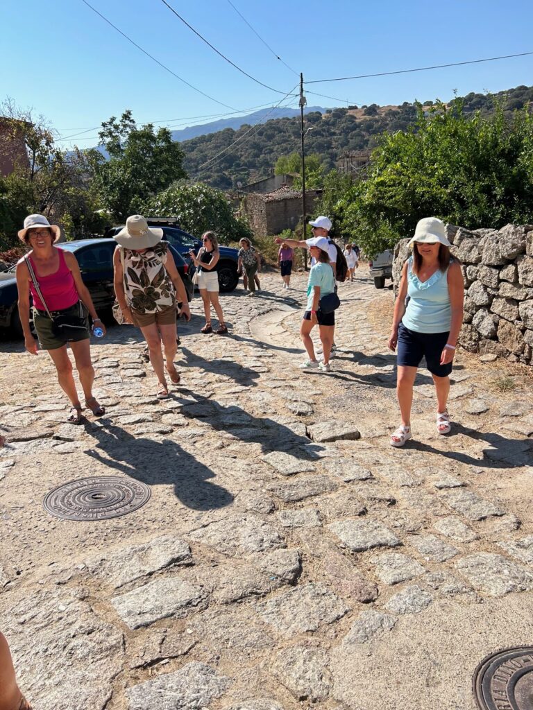 Trekking urbano tra le viuzze del borgo Medievale di Lollove