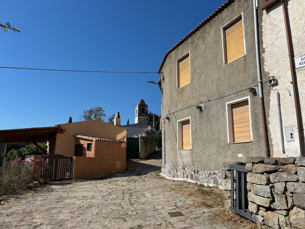 Scorcio di Lollove, in lontananza la chiesa di S. Maria Maddalena